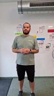 Rayan vor einer Wand mit einem Wochenplan
